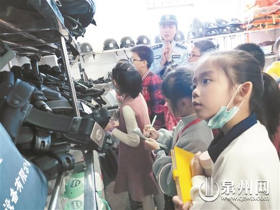小记者们开启警营探秘之旅 走访参观派出所各大区域