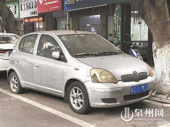 “僵尸车”长期霸占公共车位 给临时停车带来不便