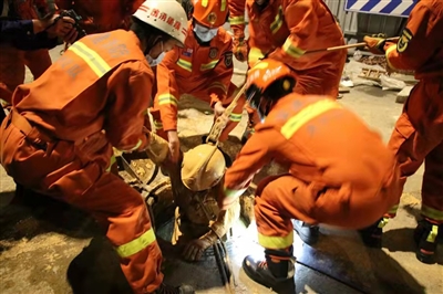 地下管道施工时突然塌方 工人被封堵困在6米深井