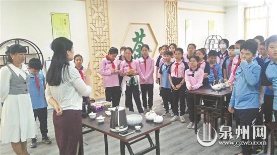 小记者们参加茶文化讲座 学习泡茶技艺和辨识茶香