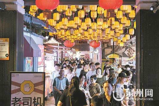 泉州西街成为古城夜游焦点 夜景和美食令人流连忘返