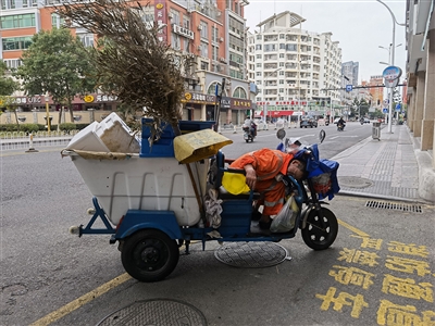 环卫工人趴在车把上睡着了 网友表示“这一幕好心酸”