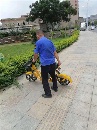 灵秀镇对违规共享电动车清理整治 营造舒适生活环境