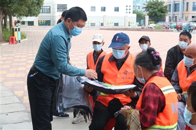 “海韵”志愿服务队为环卫工人送去御寒衣物 