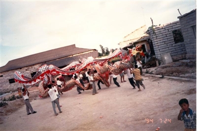 石狮舞龙表演传承由来已久 前身是汉代“鱼龙漫衍”之戏