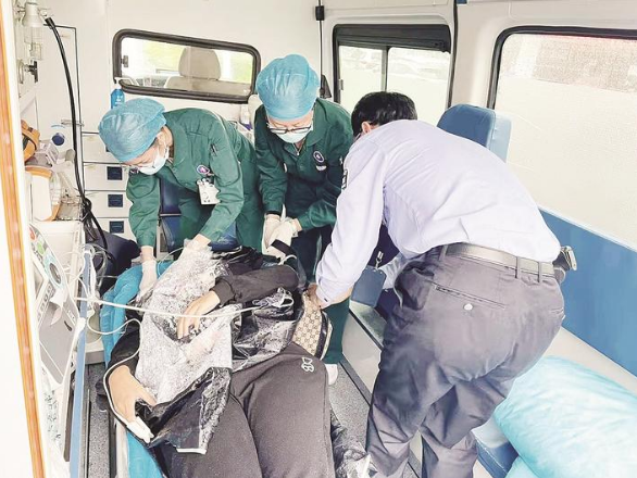 女子骑车车轮打滑不慎摔倒 民警及时发现并送往医院