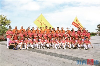 厦门市开启重阳节登山活动 近50名队员持杖健走