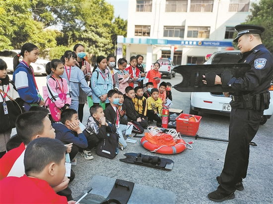 小记者们走进马甲派出所 详细了解警察日常工作