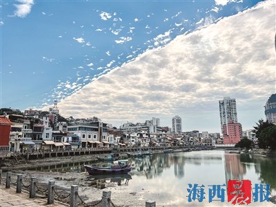 厦门昨日天空出现神奇分界线 冷暖气团相互挤压