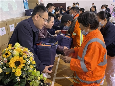 乘客公交车厢内突然晕倒 驾驶员连忙拨打报警电话