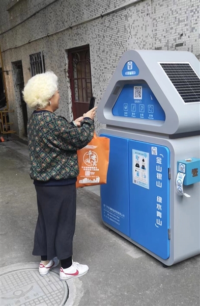 智能垃圾分类桶投放至湖滨街道 正确投放还有奖励！