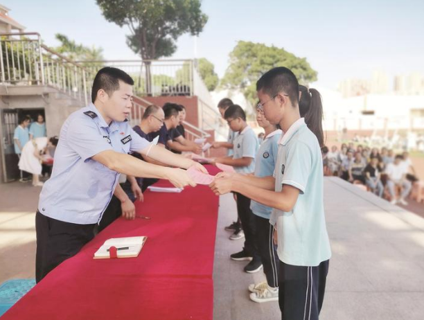 台商投资区鸿渐中学加强学生交通安全意识