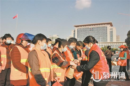 志愿者为环卫工人送爱心早餐 让寒冬显得格外温暖