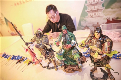 面人技艺传承人作品活灵活现 吸引市民游客驻足欣赏