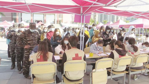 第一次参加无偿献血活动人士有纪念品了！