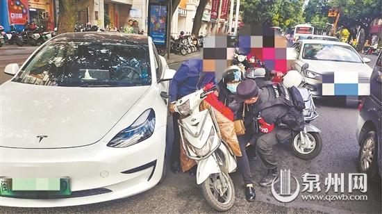 夫妇购物时孩子不慎走失 民警逐户寻找最终找到