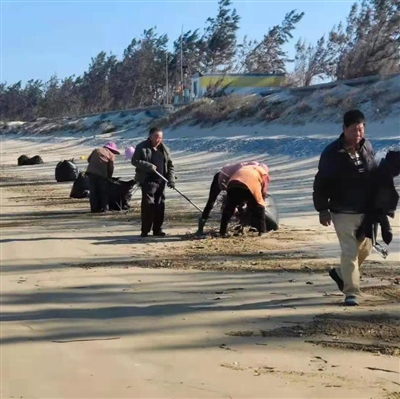 古浮湾海滩开展海漂垃圾清理整治志愿服务活动