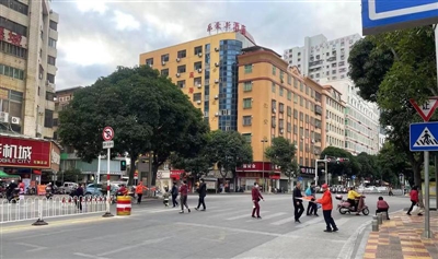 文明劝导员在十字路口工作服务 文明出行氛围越来越浓