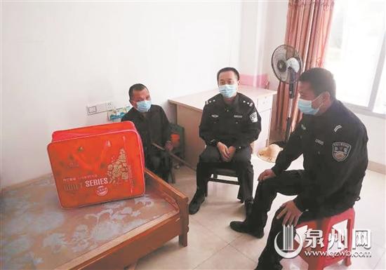 老人因腿部残疾不慎摔倒在地 民警随即将老人扶上警车