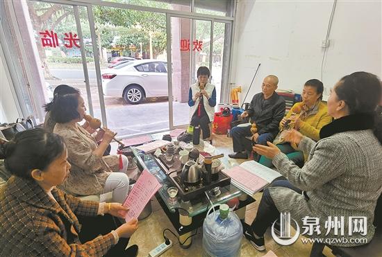退休大姐免费教吹葫芦丝 带着姐妹丰富日常生活