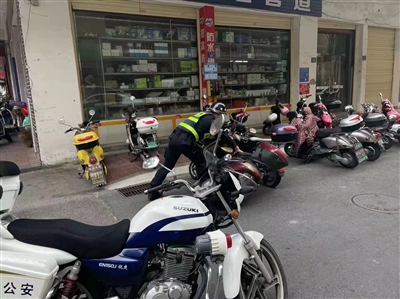 石狮巡特警用小小行动 体现巡特警文明素质