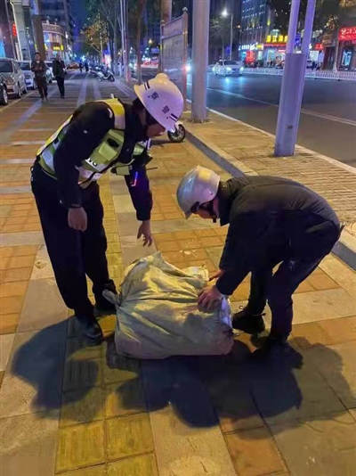 快递小哥不慎丢失一个邮包 好心交警当面送门上还