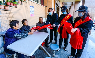 “中国好人”19年派送“平安礼” 默默坚守在巡逻一线