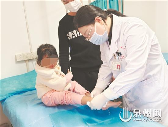 多名孩子脚踝异常红肿 罪魁祸首竟是蚂蚁