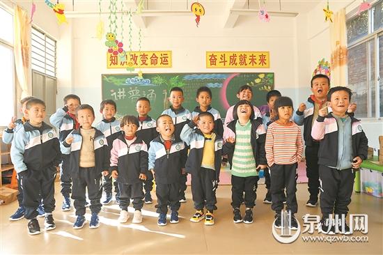 大学生将50条围巾打包进盲盒 鼓励留守儿童努力学习