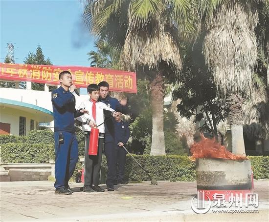 红色的消防车开进学校校园 为小学生带来消防知识
