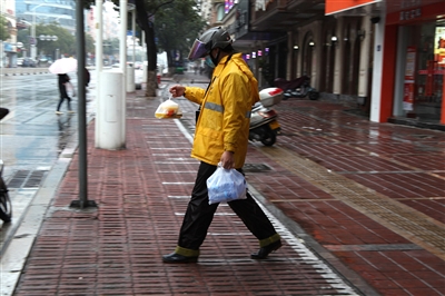 恶劣天气外卖订单增多 外卖小哥在冷雨天奔走