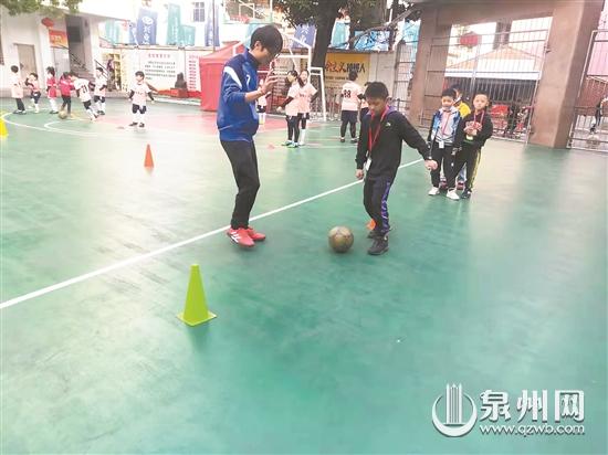 小记者走进新隅小学校足球队 参与多种足球游戏