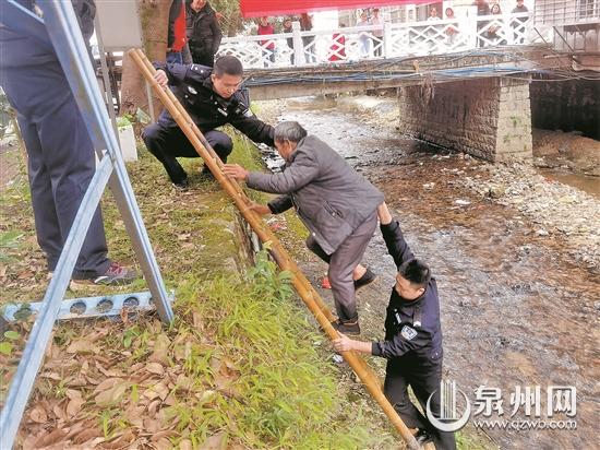 老人饮酒过多跌落小溪桥底 民警及时相助送往治疗