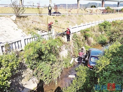七旬老人驾驶汽车坠入溪中 救援人员将老人抬上岸
