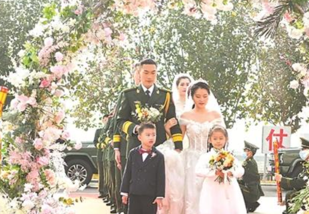 “情定百年、爱在海疆” 14对海警新人举办集体婚礼