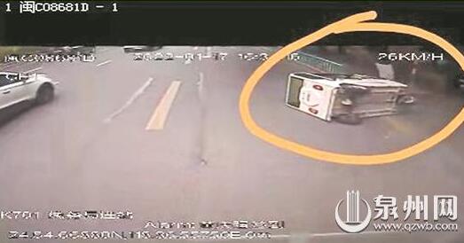 四轮车翻车 公交司机组织热心市民积极救出老人