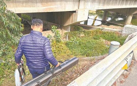 男子高速公路上钓鱼 被执勤民警劝离