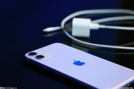 一放假就“霸占”爷爷奶奶手机 留守儿童的童年被困在手机里