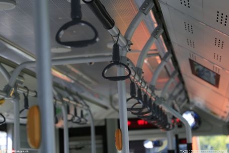 合肥16路公交车巾帼班女驾驶员 用微笑迎接乘客
