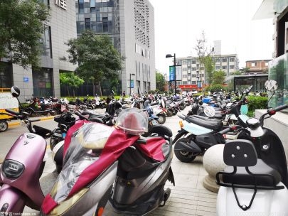 沈阳开展交警教育劝导活动 骑乘者需佩戴头盔